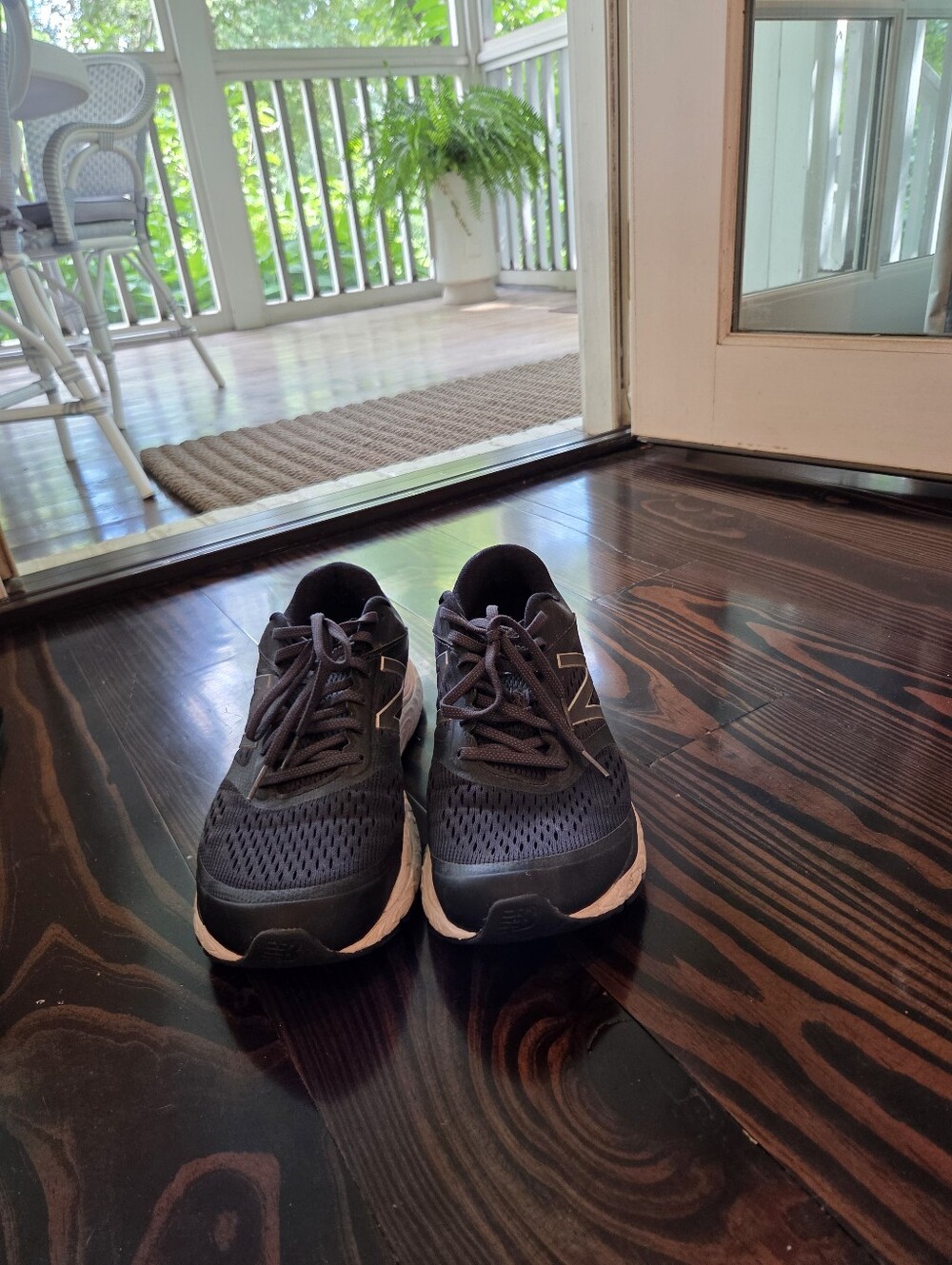 New Balance Men's Black and White Athletic Running Shoes